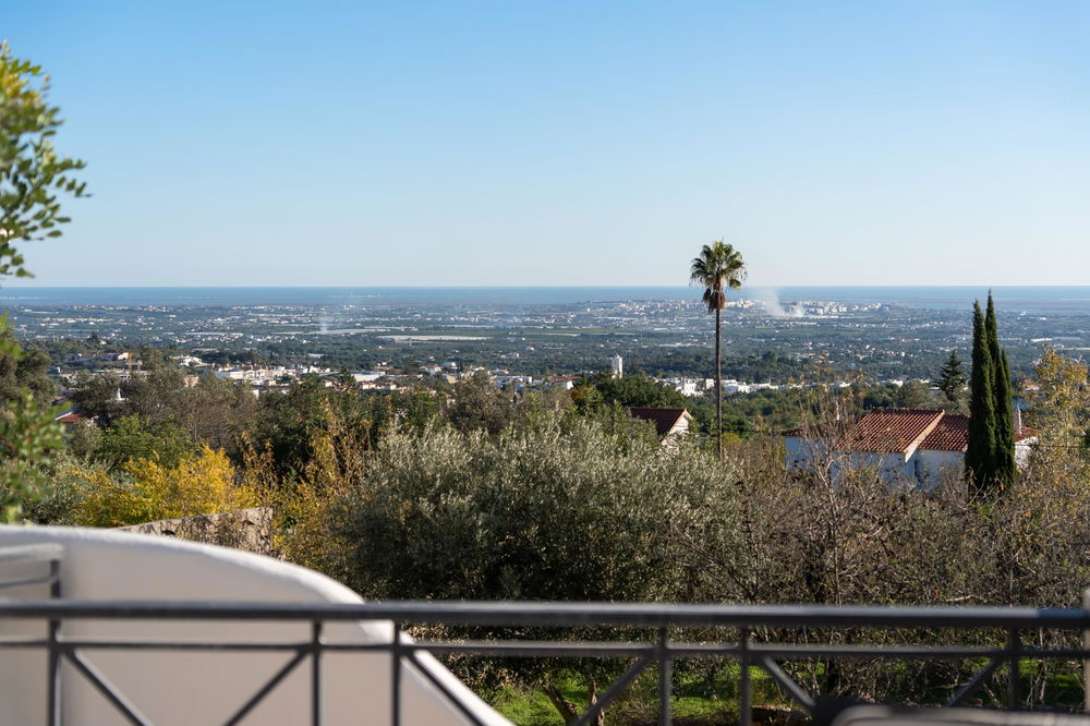 4 bedrooms en suite villa, an oasis of tranquility, offering not only the breathtaking sea views but also a home with charm in Santa Barbara de Nexe. 1170554702