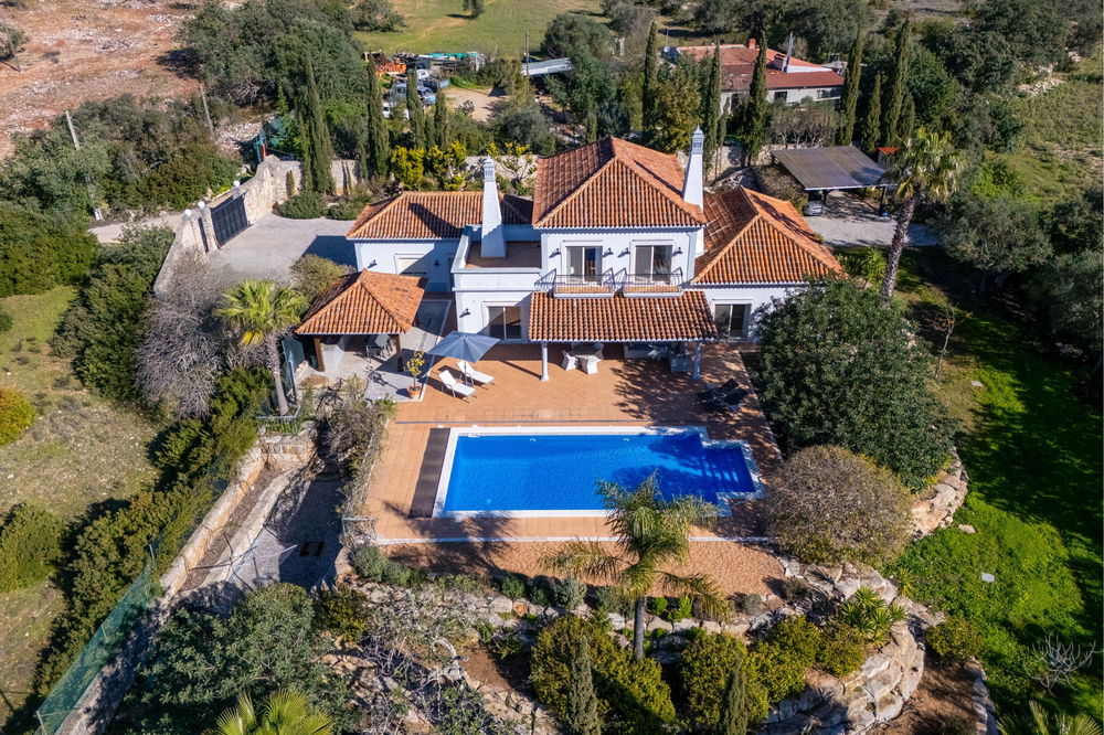This exquisite four-bedroom en-suite villa is far more than a homeit is a sanctuary of peace and comfort , near the center of Santa Barbara de Nexe. 3634352164