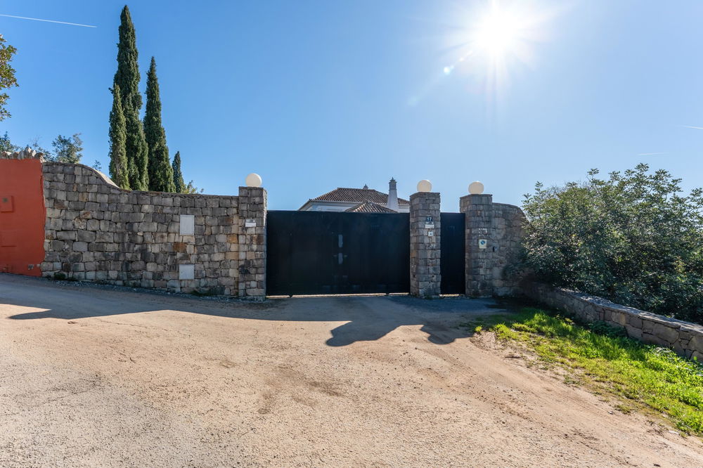 This exquisite four-bedroom en-suite villa is far more than a homeit is a sanctuary of peace and comfort , near the center of Santa Barbara de Nexe. 3634352164