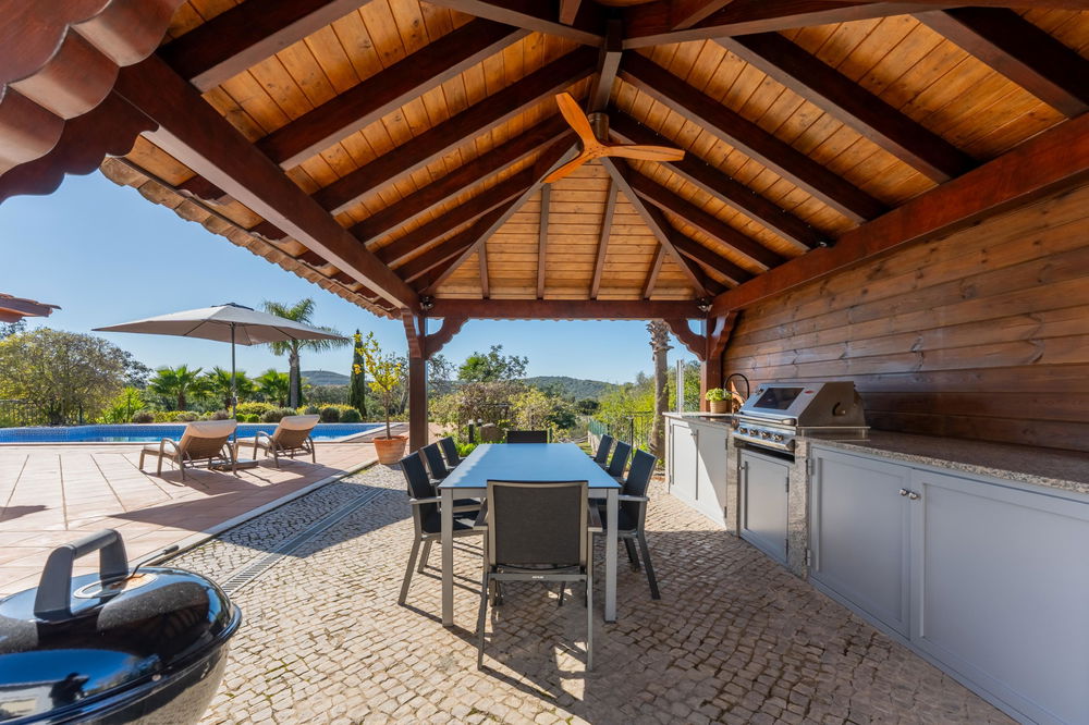 This exquisite four-bedroom en-suite villa is far more than a homeit is a sanctuary of peace and comfort , near the center of Santa Barbara de Nexe. 3634352164