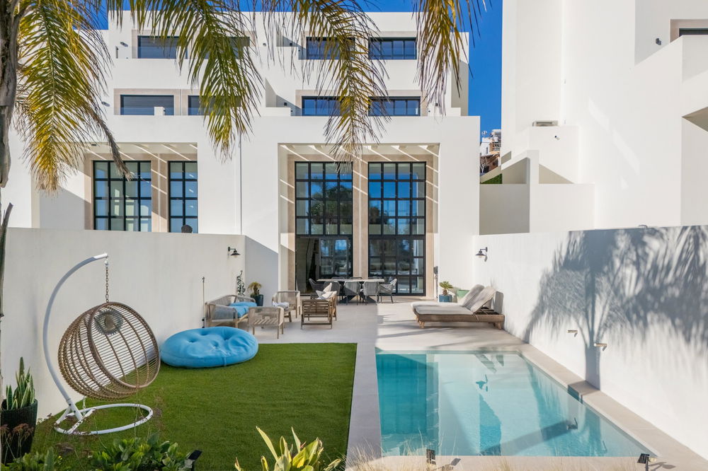 Nestled in the tranquil hills of Santa Bárbara; a contempory villa designed by renowned architect Jutta Hoehn offers a panoramic views of both the Algarve coastline and the surrounding countryside 3996654302