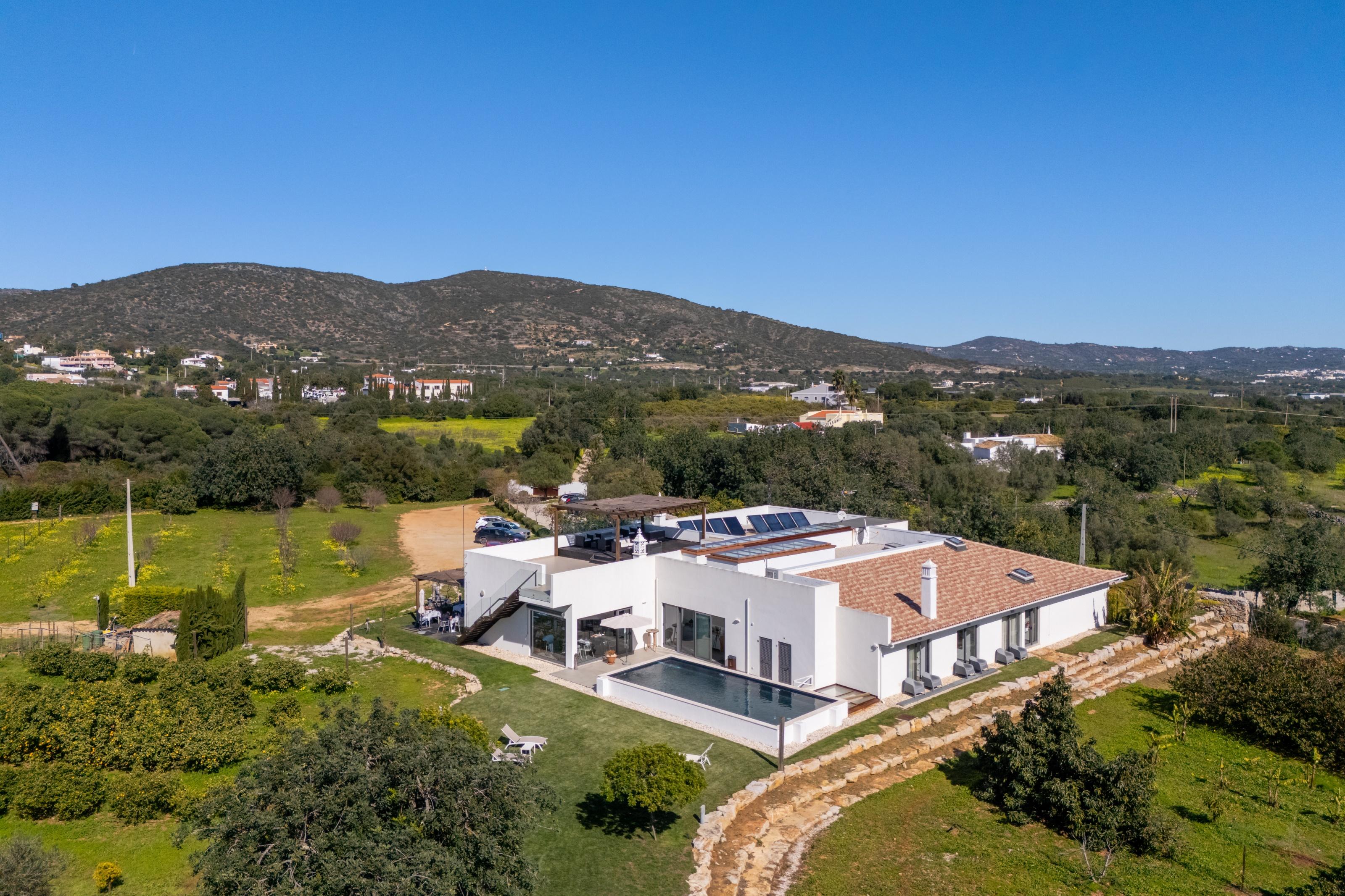 Modern nine-bedroom bed and breakfast set in the peaceful and tranquil countryside of Santa Bárbara de Nexe.