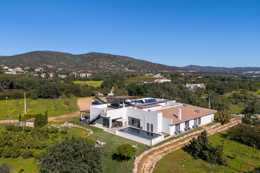 Modern nine-bedroom bed and breakfast set in the peaceful and tranquil countryside of Santa Bárbara de Nexe. 406865102