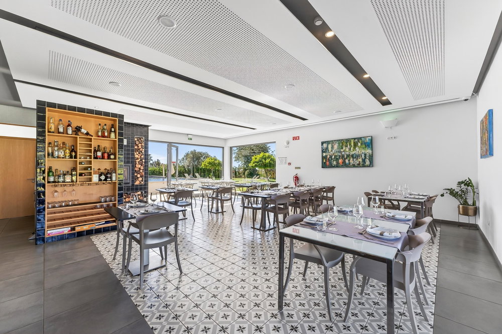 Modern nine-bedroom bed and breakfast set in the peaceful and tranquil countryside of Santa Bárbara de Nexe. 406865102