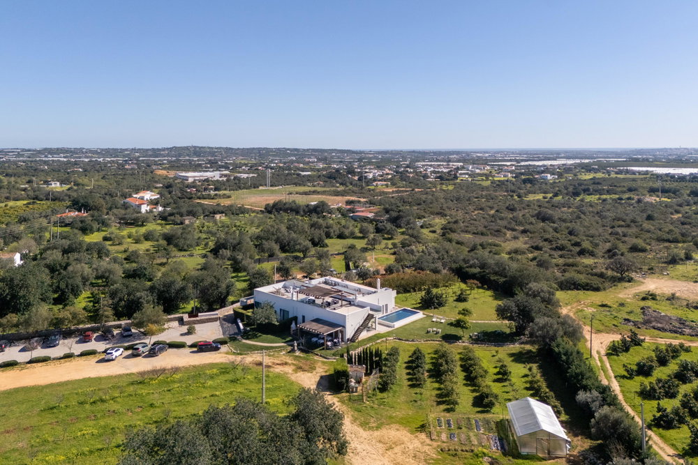 Modern nine-bedroom bed and breakfast set in the peaceful and tranquil countryside of Santa Bárbara de Nexe. 406865102