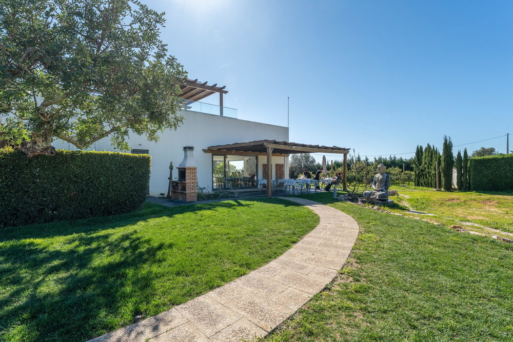 Modern nine-bedroom bed and breakfast set in the peaceful and tranquil countryside of Santa Bárbara de Nexe. 406865102