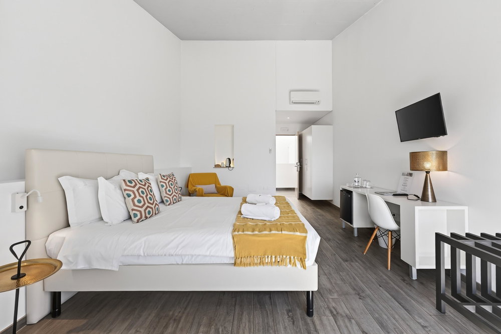 Modern nine-bedroom bed and breakfast set in the peaceful and tranquil countryside of Santa Bárbara de Nexe. 406865102