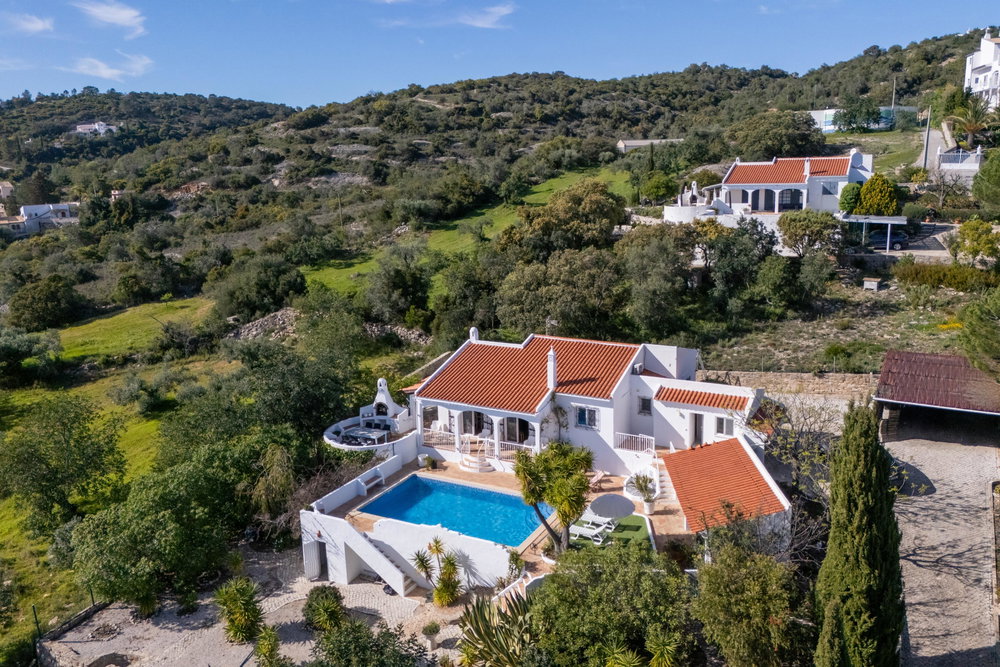 Beautifully renovated, single-story quinta with 4 bedrooms en suite, offers a peaceful and secluded retreat with a wonderful sea view, in the heart of the Algarve, in Santa Barbara de Nexe. 3337881161