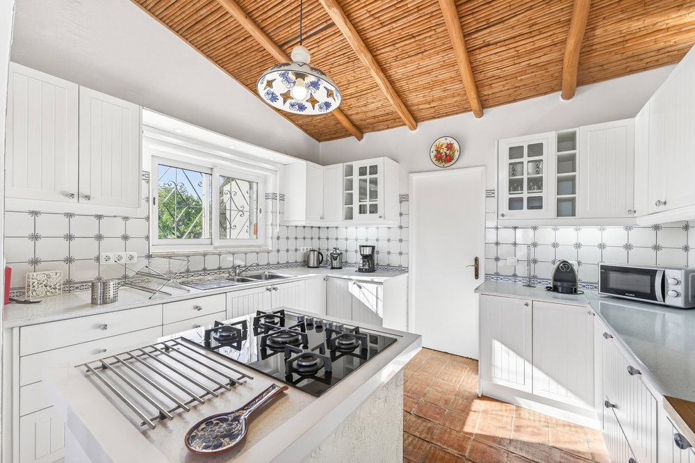Beautifully renovated, single-story quinta with 4 bedrooms en suite, offers a peaceful and secluded retreat with a wonderful sea view, in the heart of the Algarve, in Santa Barbara de Nexe. 3337881161