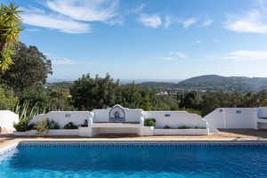 Beautifully renovated, single-story quinta with 4 bedrooms en suite, offers a peaceful and secluded retreat with a wonderful sea view, in the heart of the Algarve, in Santa Barbara de Nexe. 3337881161