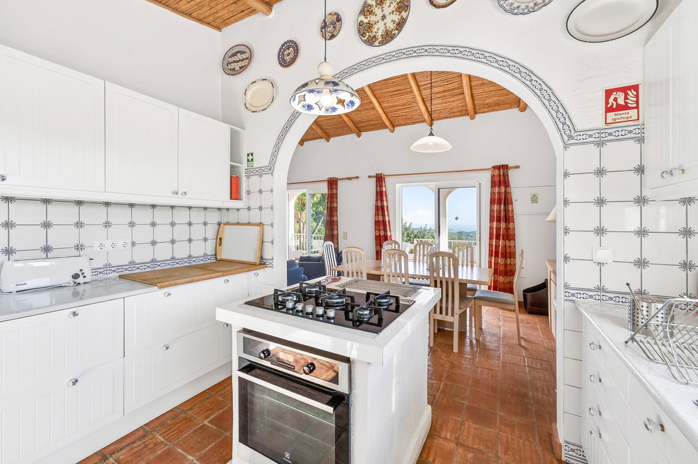 Beautifully renovated, single-story quinta with 4 bedrooms en suite, offers a peaceful and secluded retreat with a wonderful sea view, in the heart of the Algarve, in Santa Barbara de Nexe. 3337881161