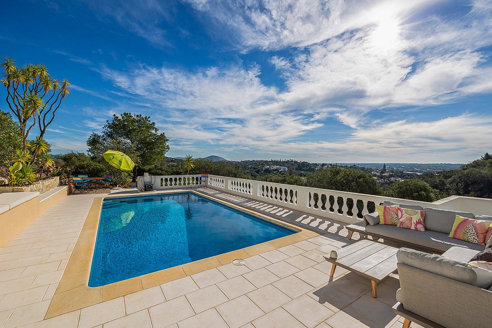 Your sun-drenched oasis of peace on the heights of Boliqueime, just minutes from Vilamoura 66279475