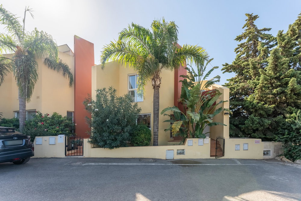 Beautiful 3-Façade Townhouse with Pool Access and Modern Comforts in Almancil 3827319228