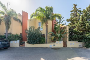 Beautiful 3-Façade Townhouse with Pool Access and Modern Comforts in Almancil 3827319228