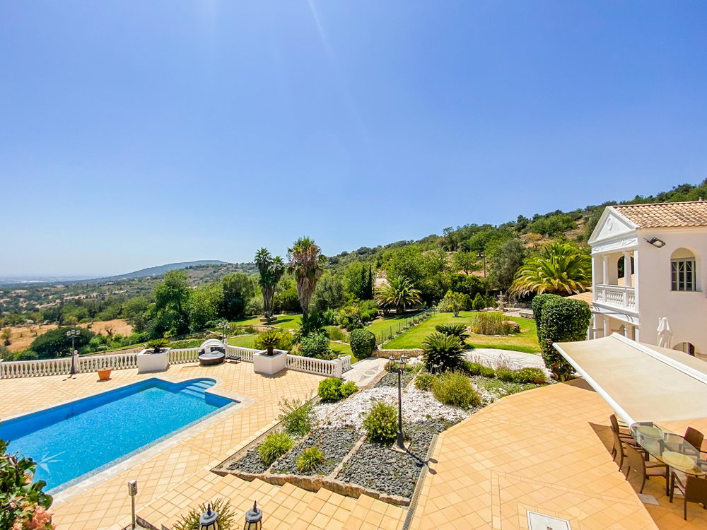 A Timeless Estate of Elegance, Privacy, and Serenity between Estoi and Santa Barbara de Nexe with an astonishing sea view. 306651380