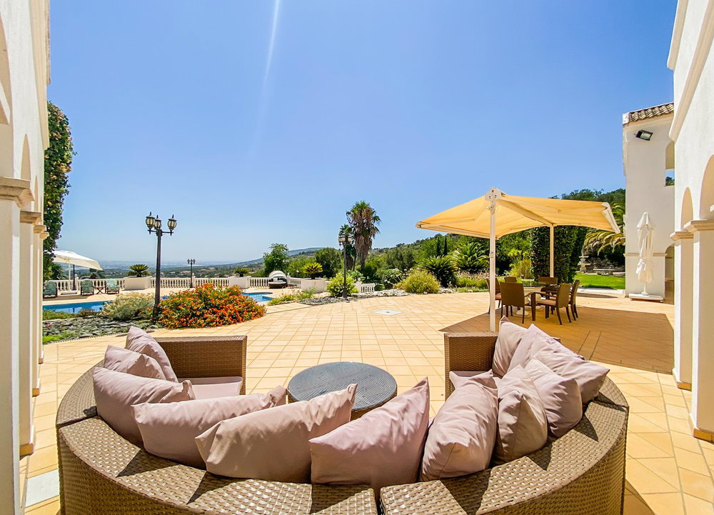 A Timeless Estate of Elegance, Privacy, and Serenity between Estoi and Santa Barbara de Nexe with an astonishing sea view. 306651380