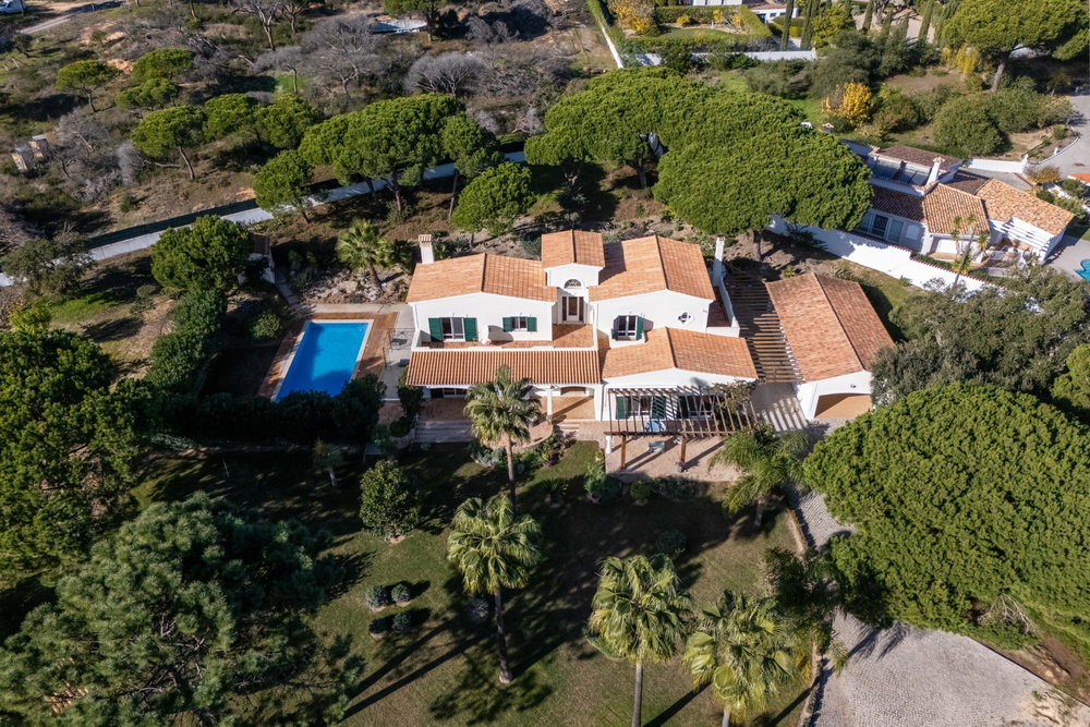 4 bedroom villa on a plot of 4890m2, in Valverde, near Quinta do Lago in a quiet area , very private and with a magical garden 2297508652