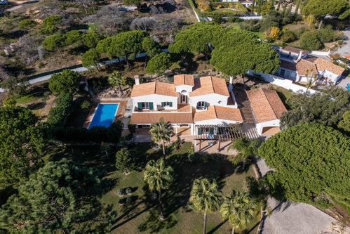 4 bedroom villa on a plot of 4890m2, in Valverde, near Quinta do Lago in a quiet area , very private and with a magical garden 2297508652