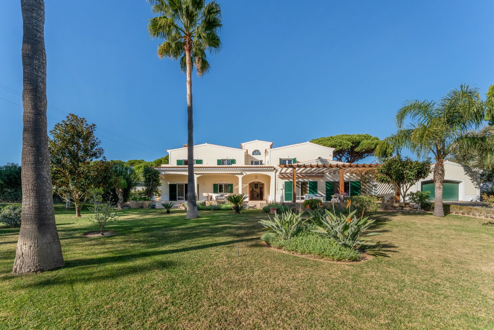 4 bedroom villa on a plot of 4890m2, in Valverde, near Quinta do Lago in a quiet area , very private and with a magical garden 2297508652