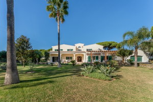 4 bedroom villa on a plot of 4890m2, in Valverde, near Quinta do Lago in a quiet area , very private and with a magical garden 2297508652