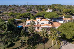4 bedroom villa on a plot of 4890m2, in Valverde, near Quinta do Lago in a quiet area , very private and with a magical garden 2297508652
