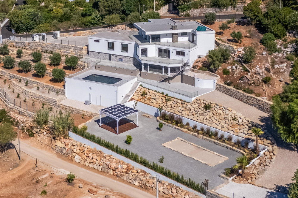 A Modern Villa in a Serene Location with Breathtaking Ocean Views and Easy Access near the center of Santa Barbara de Nexe. 4170289975