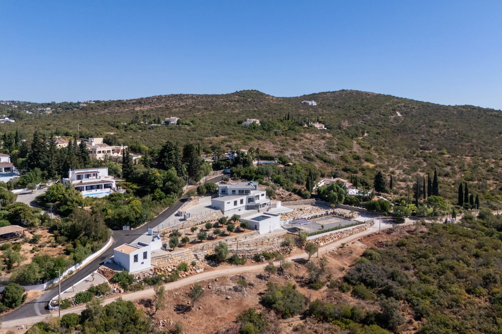 A Modern Villa in a Serene Location with Breathtaking Ocean Views and Easy Access near the center of Santa Barbara de Nexe. 4170289975