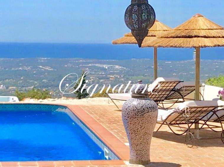 Full of charm , one main house with 4 annexes , positioned on the hills in front of the Ocean between Loulé and Santa Barbara de Nexe. 4035663891