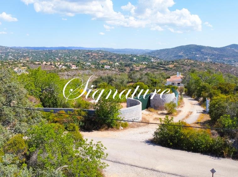 On the gentle hills of Santa Barbara, with a sea view to the East, a plot of 6240 m2 , completely fenced with 2 ruins on it… quietness guaranteed 3919924946
