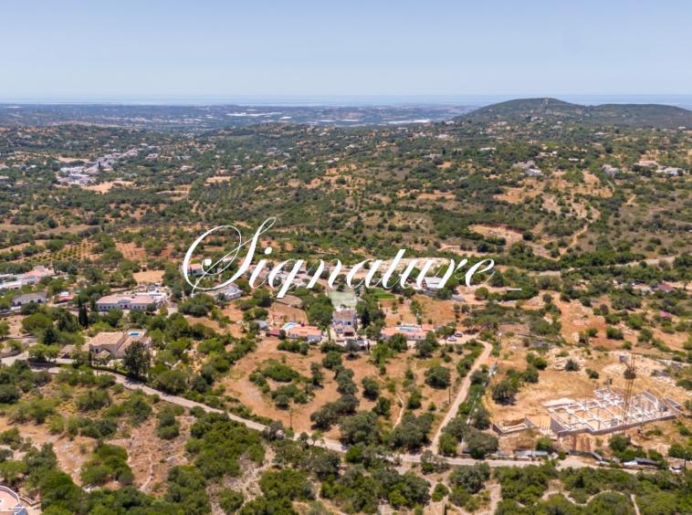 Sizable piece of land for development, with pretty seaviews, located in prestigious Quinta das Raposeiras 934310885