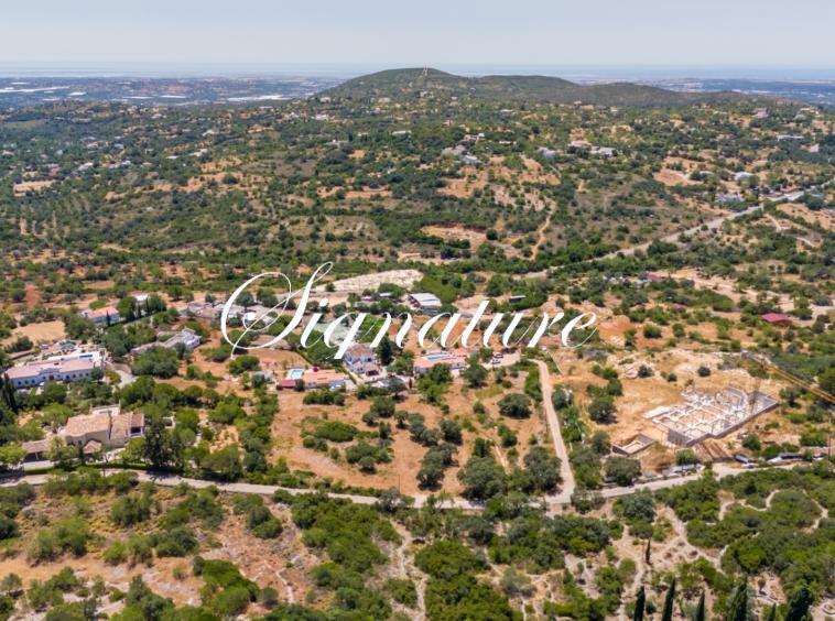 Sizable piece of land for development, with pretty seaviews, located in prestigious Quinta das Raposeiras 934310885