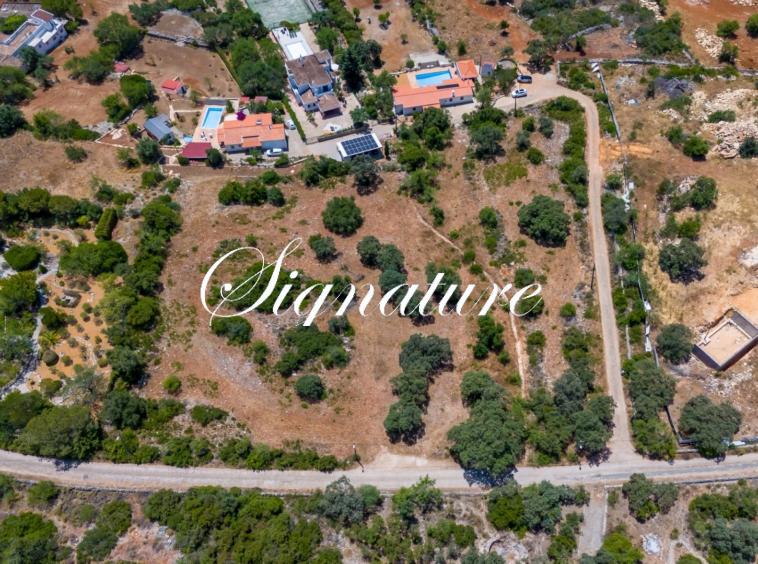 Sizable piece of land for development, with pretty seaviews, located in prestigious Quinta das Raposeiras 934310885