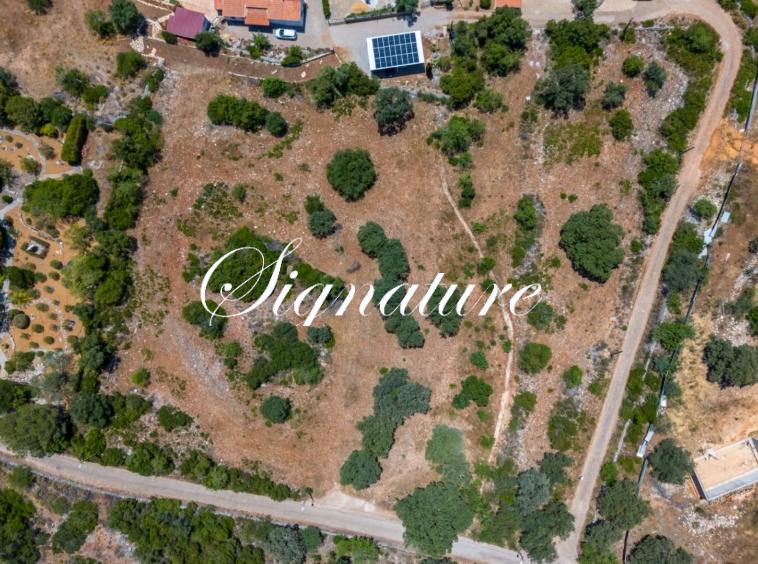 Sizable piece of land for development, with pretty seaviews, located in prestigious Quinta das Raposeiras 934310885