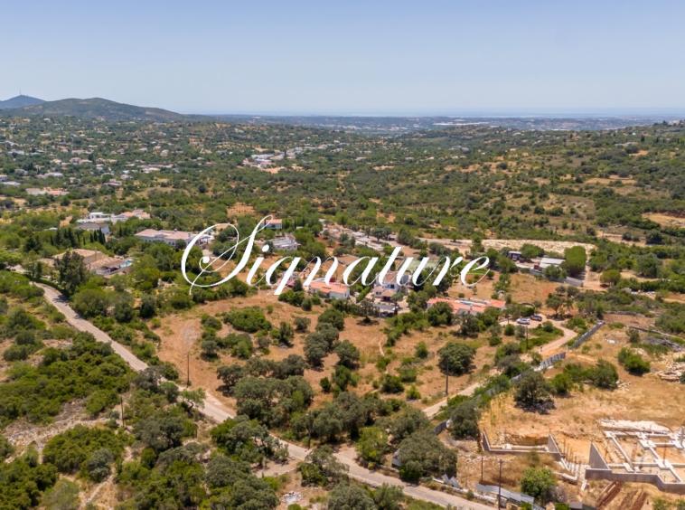 Sizable piece of land for development, with pretty seaviews, located in prestigious Quinta das Raposeiras 934310885