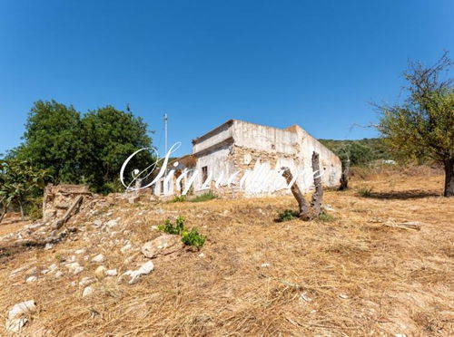 A Unique Opportunity Awaits: Presenting one of the last remaining ruin in the picturesque Canal of Santa Barbara de Nexe, set on a charming flat plot boasting stunning ocean views. 783770198