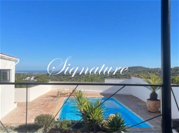 Marvelous large sea View for this fully renovated charming 3 bedroom quinta in Santa Barbara de Nexe, possibility to extend to 5 bedrooms 3270518006
