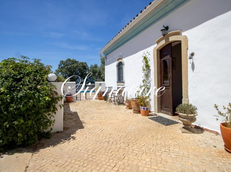 Beautiful 4 bedroom Quinta dating from 1902 nestled in the gentle hills of Santa Barbara de Nexe 4002669737