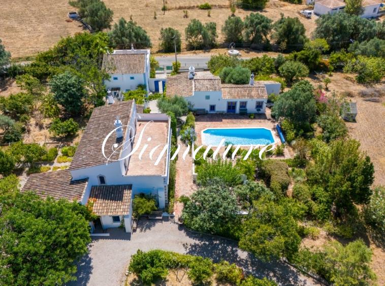 An exceptional estate comprising three distinct and charming quintas, conveniently located near the heart of Santa Bárbara de Nexe 348549892