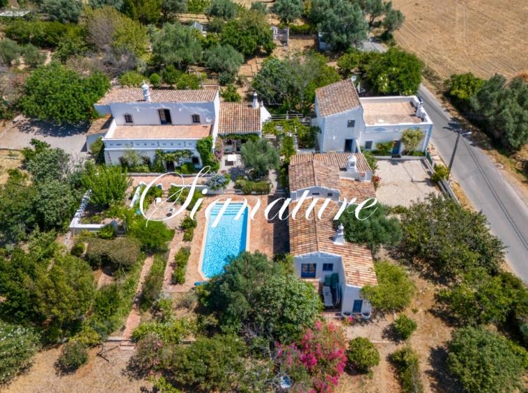 An exceptional estate comprising three distinct and charming quintas, conveniently located near the heart of Santa Bárbara de Nexe 348549892