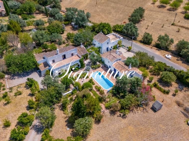 An exceptional estate comprising three distinct and charming quintas, conveniently located near the heart of Santa Bárbara de Nexe 348549892