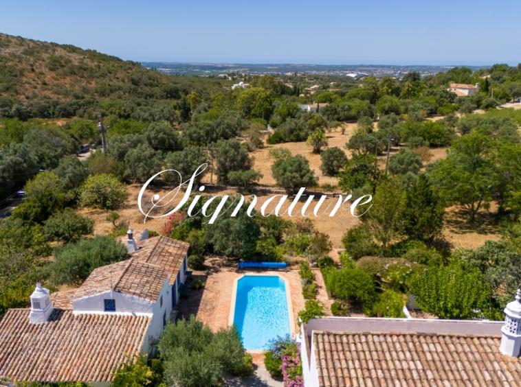 An exceptional estate comprising three distinct and charming quintas, conveniently located near the heart of Santa Bárbara de Nexe 348549892