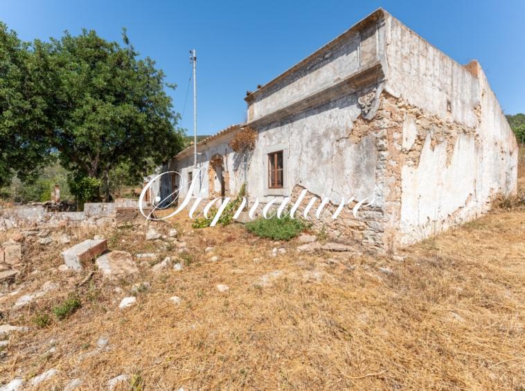 A Unique Opportunity Awaits: Presenting one of the last remaining ruin in the picturesque Canal of Santa Barbara de Nexe, set on a charming flat plot boasting stunning ocean views. 783770198