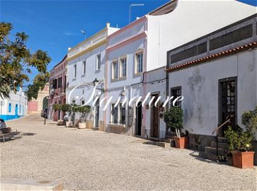 For renovation: charming old house with spacious rooftop terrace in the town centre of Estoi 179340852