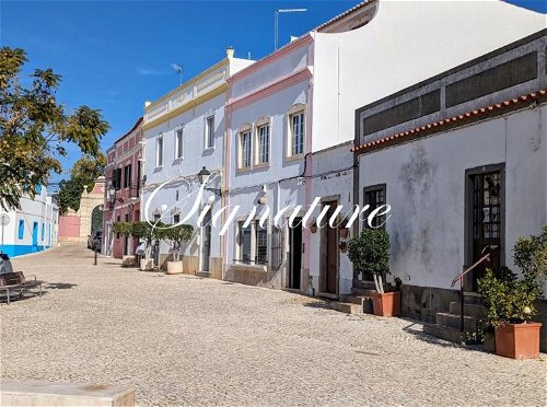 For renovation: charming old house with spacious rooftop terrace in the historical town centre of Estoi 179340852