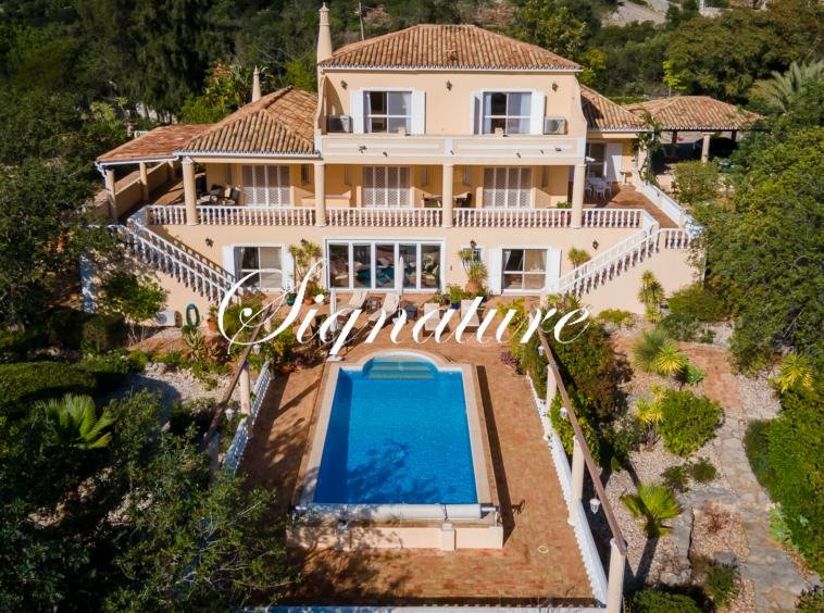 A magnificent and spacious 6 bedroom villa with a extensive sea views in Santa Barbara de Nexe 988323562