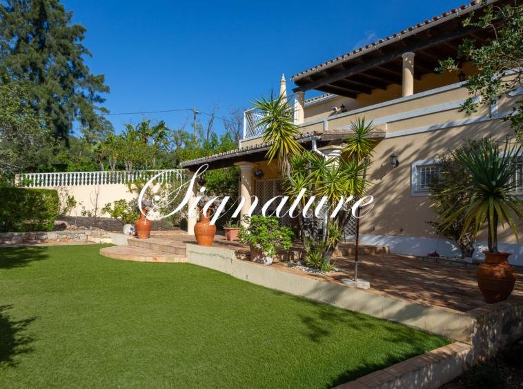 A magnificent and spacious 6 bedroom villa with a extensive sea views in Santa Barbara de Nexe 988323562