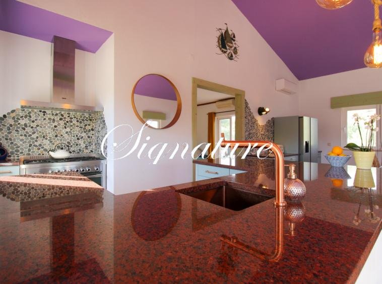 Spacious L shape property composed by a 2 bedroom main villa and an annex of a 2 bedroom Quinta in the prestigious area of Goldra, Santa Barbara de Nexe 2908023964