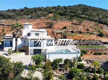 OPPORTUNITY : 3 bedroom villa, completely renovated and furnished, with an astonishing sea view in Santa Barbara de Nexe. 3990670899
