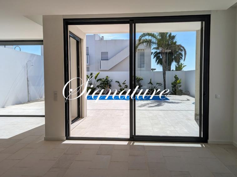 Modern new build 3 bedroom villa in the center of Santa Barbara de Nexe with spectacular sea views 1132405540