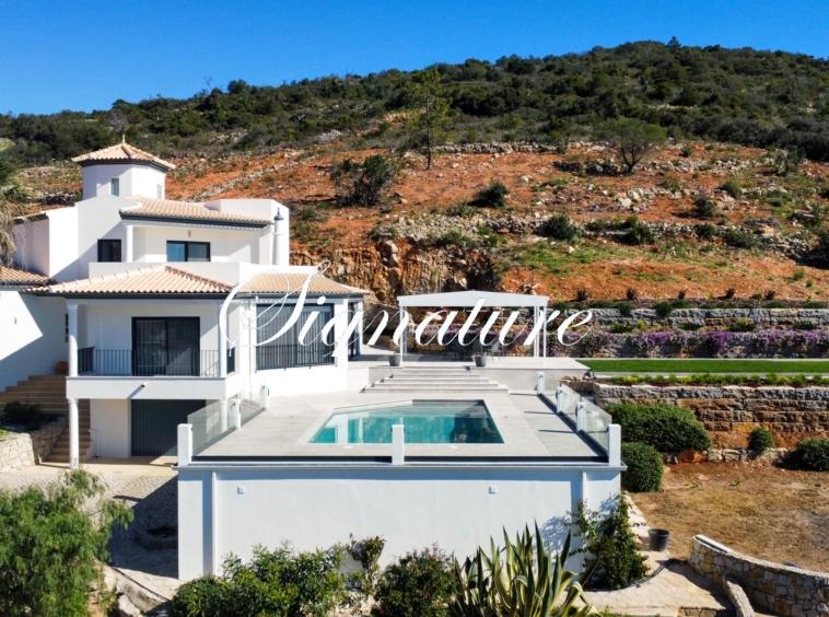 OPPORTUNITY : 3 bedroom villa, completely renovated and furnished, with an astonishing sea view in Santa Barbara de Nexe. 563314379